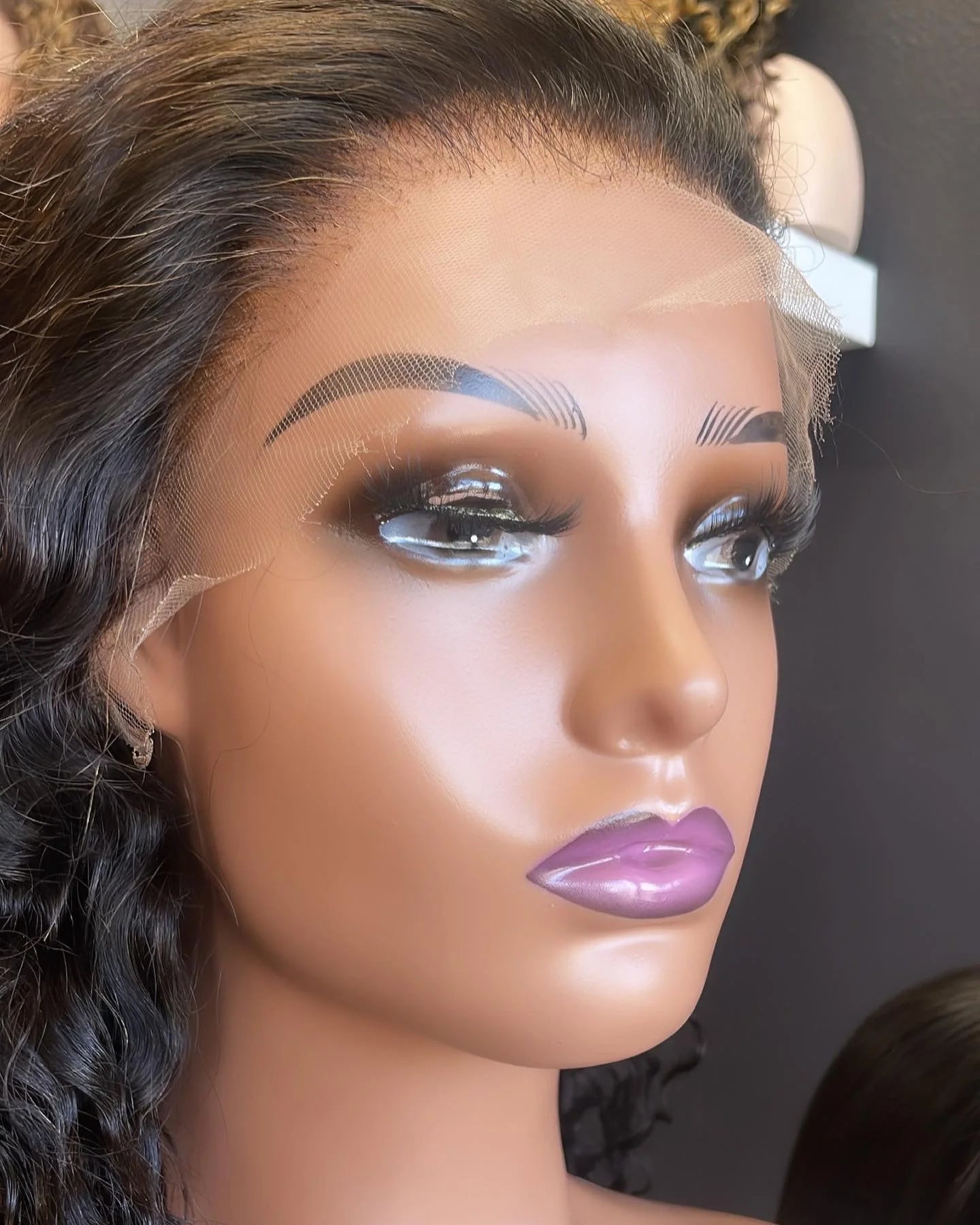 ๐๐ฅ๐ฎ๐๐ฅ๐๐ฌ๐ฌ Deep Wave HD Wigs Pre-Plucked w/ Bleached Knots